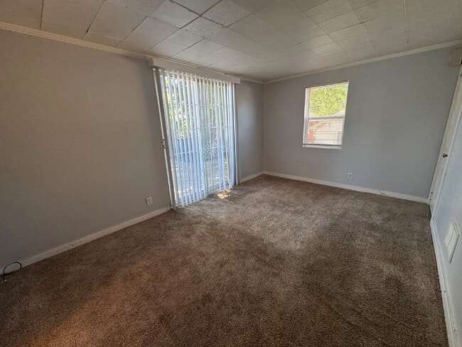 Building Photo - "Your Own Little Hideaway" — Private 2 Bed Home with Balcony & Yard