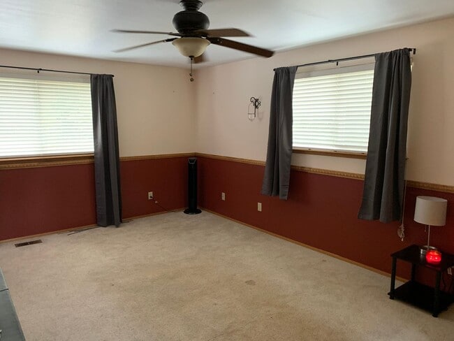 Building Photo - Lovely Home with Massive fenced yard and S...