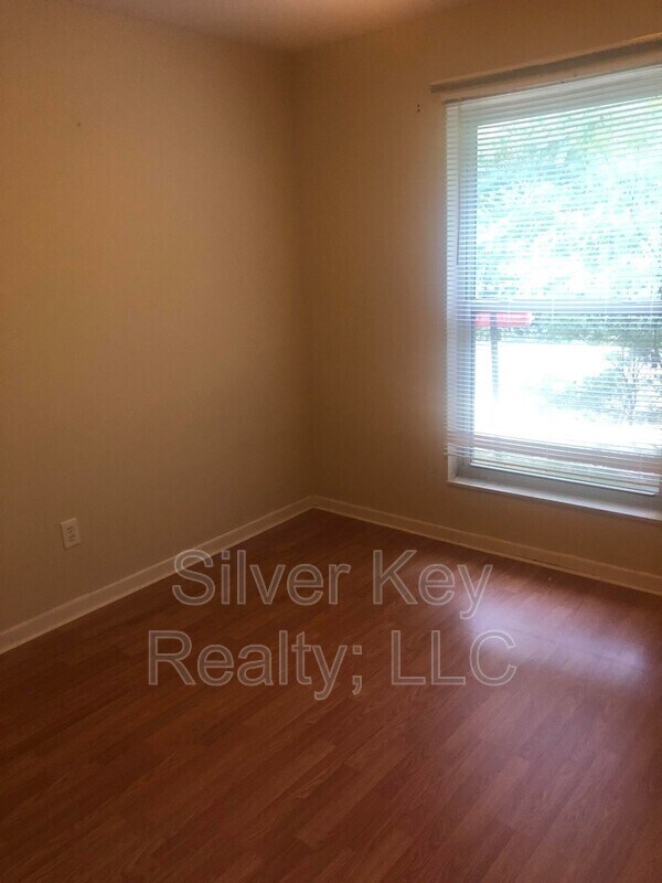 Building Photo - 311 Sunset Dr