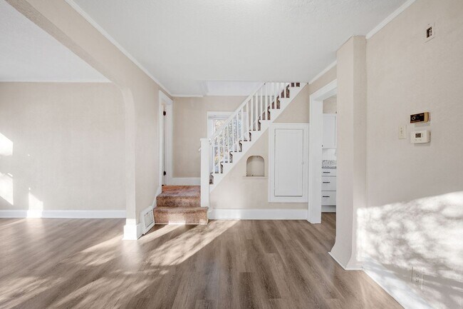 Building Photo - Updated 4-Bedroom 1.5-Bathroom Home in Minneapolis