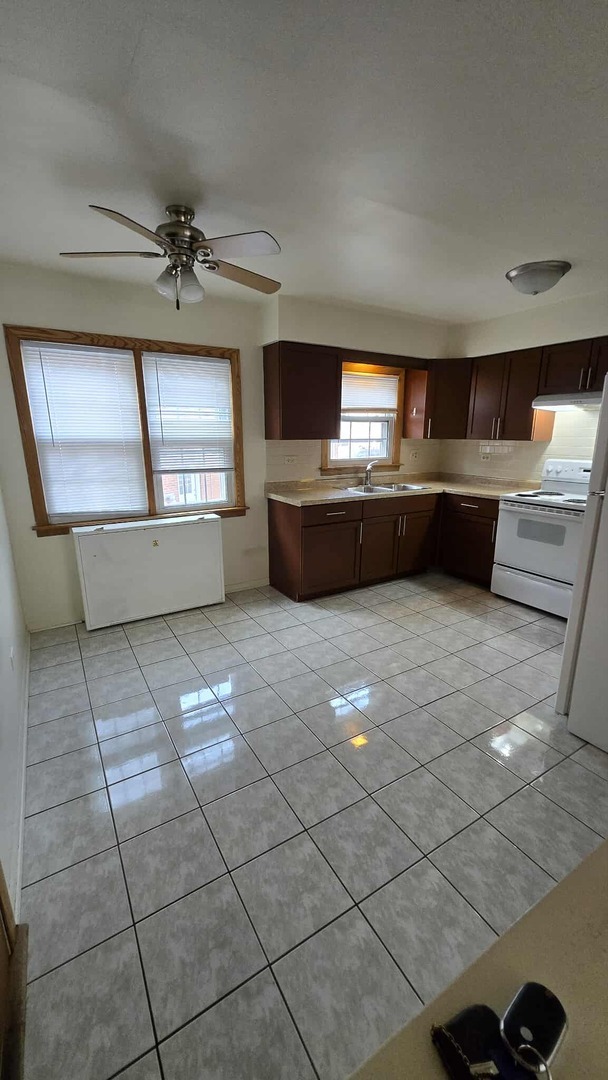 Building Photo - 9458 Glenlake Ave