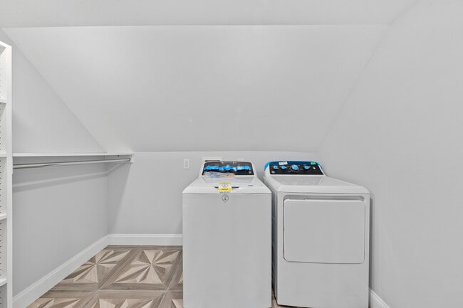 Building Photo - 389 Spring Unit# C