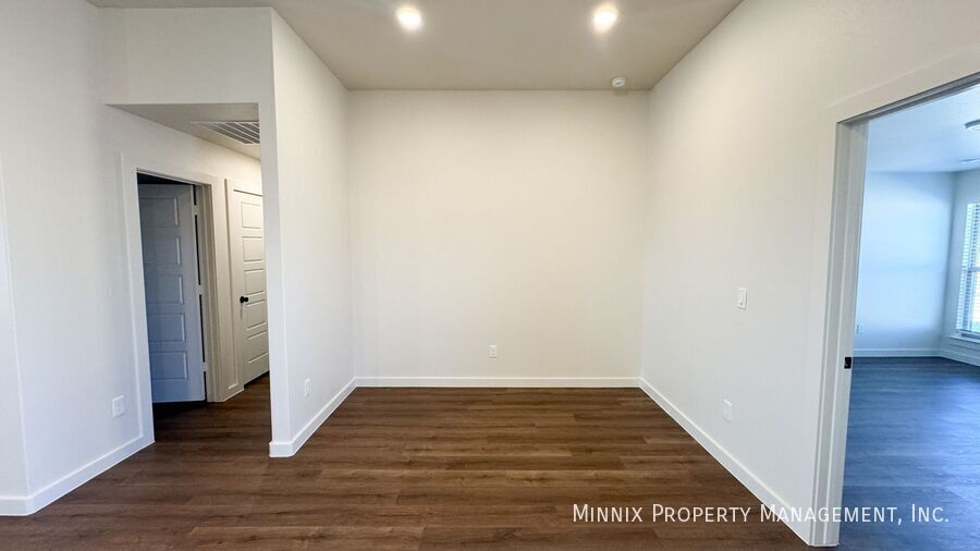 Building Photo - 2127 Langford Ave