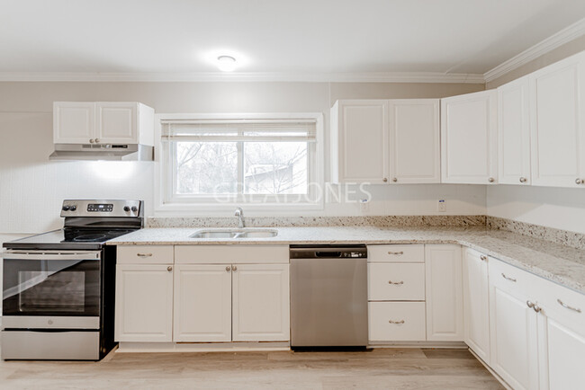 Building Photo - Charming 3 Bedroom in LaGrange!