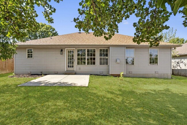 Building Photo - Newly Remodeled! | 4 Bedroom | 2 Bathroom | 2 Car Garage | 1,700 sq ft home | Fenced in back yard...