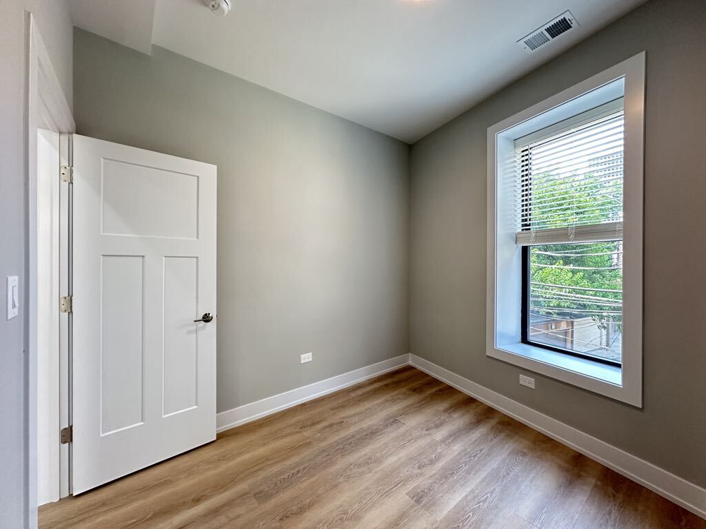 Building Photo - 437 W Belden Ave