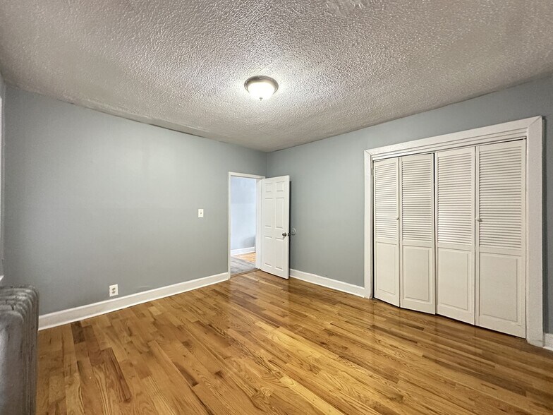 Building Photo - 5672 N Ridge Ave