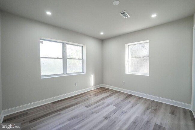 Building Photo - 8665 Center Rd