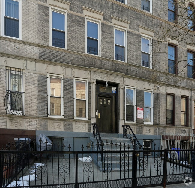 Building Photo - 656 Macdonough