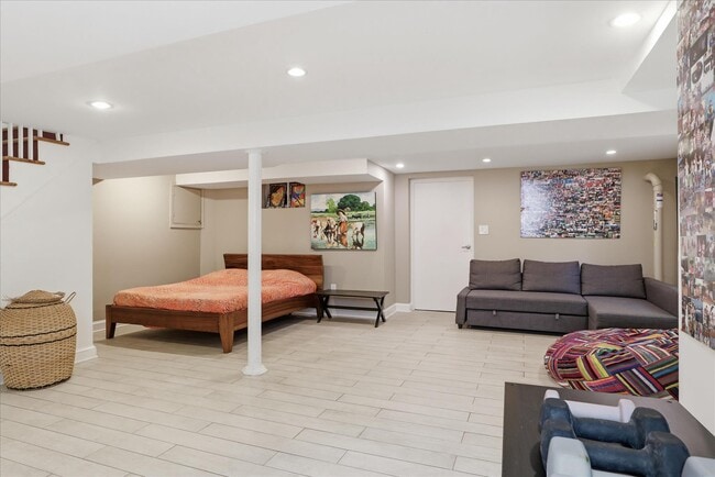 Building Photo - 3221 Coquelin Terrace