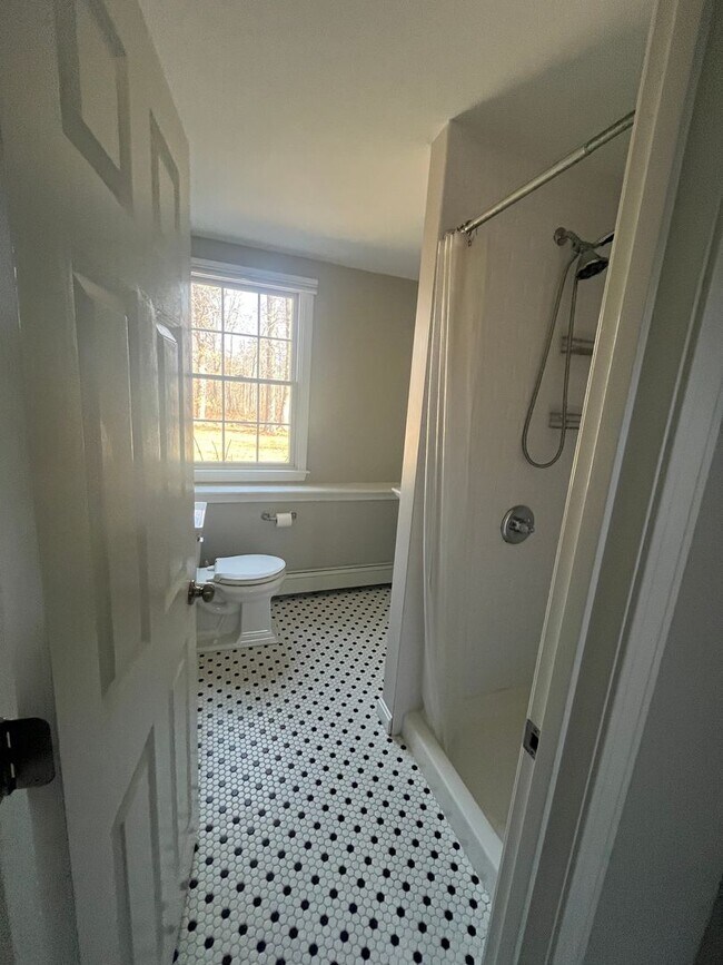 Building Photo - Great 3 Br / 2 Ba Split Level Home in Sandwich