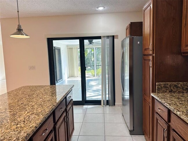 Building Photo - 444 Pine Cir