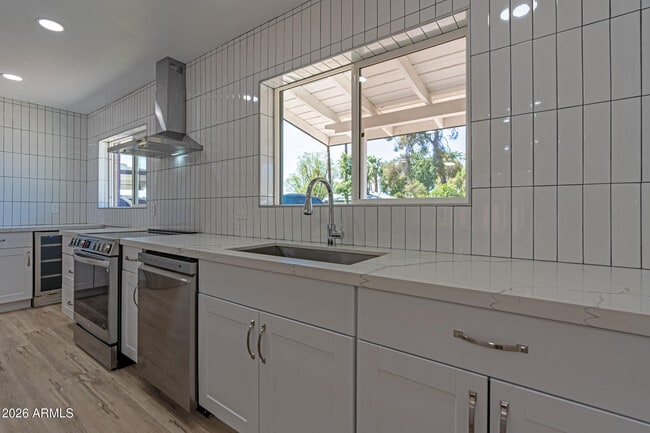 Building Photo - 3035 E Heatherbrae Dr