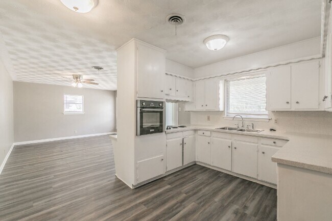 Building Photo - 7513 Maple Dr