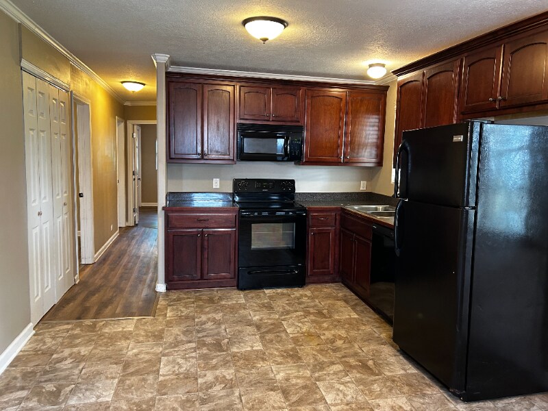 Building Photo - 105 Cardinal St