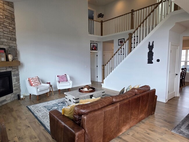 Building Photo - 5 bedroom Pewaukee home in Broken Hill