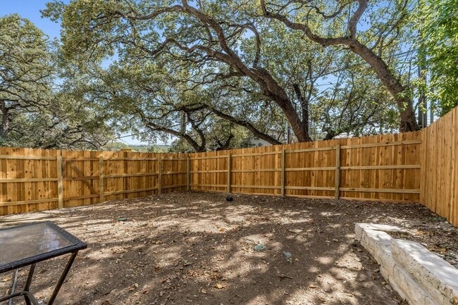Building Photo - 601 12 Oaks Ln