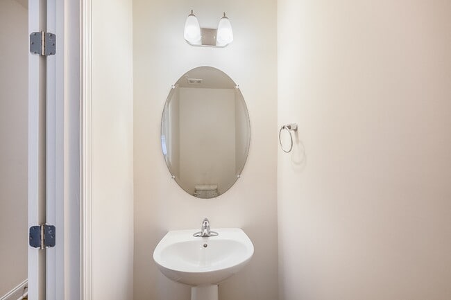 Building Photo - 3 Bedroom Townhome with Garage Angier