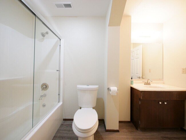 Building Photo - 3 Bed and 3 Bath Plus Office Private Singl...