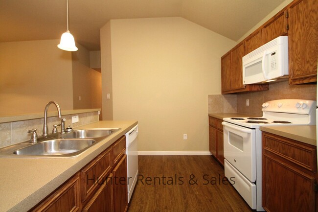 Building Photo - Luxury Duplex!