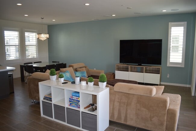 Building Photo - 3 Story 4 Bedroom 3.5 Bath Home in Del Sur...