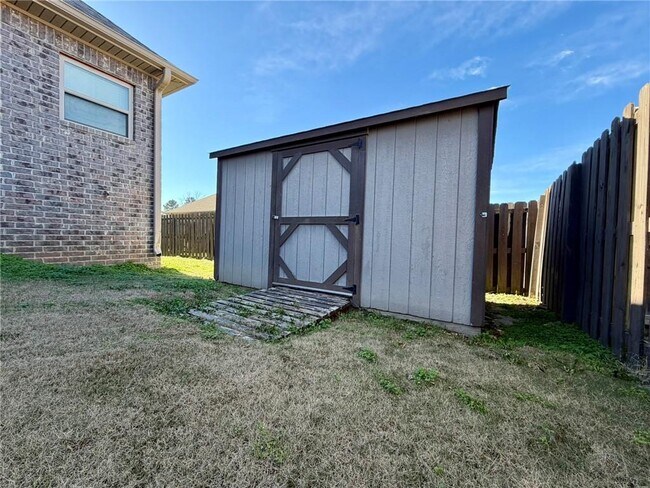 Building Photo - 1309 W Gum St