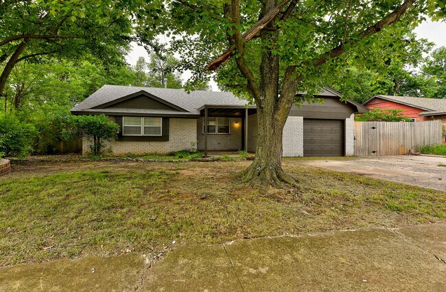 Building Photo - 1627 Surrey Dr
