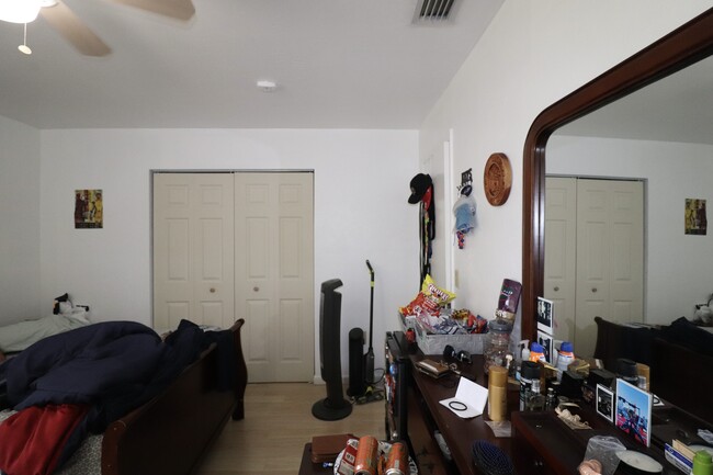 Building Photo - 2300 SW 43rd St