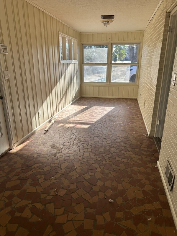 Building Photo - 204 Pineview Dr
