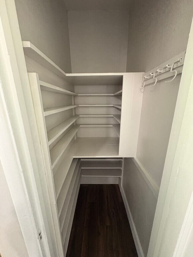 Building Photo - Charming home located in Beverly Glenn Rent Ready!