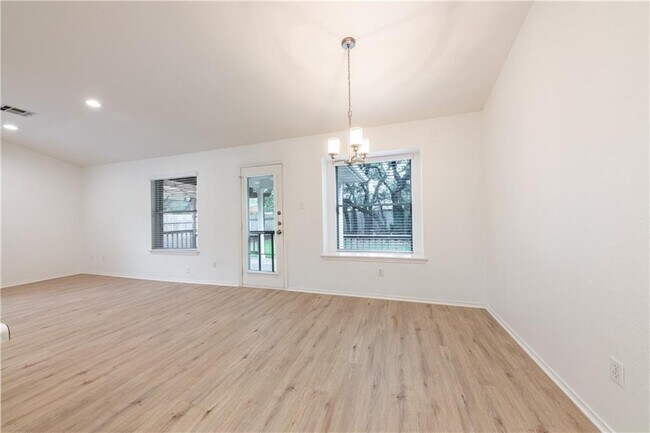 Building Photo - 1018 Balanced Rock Pl