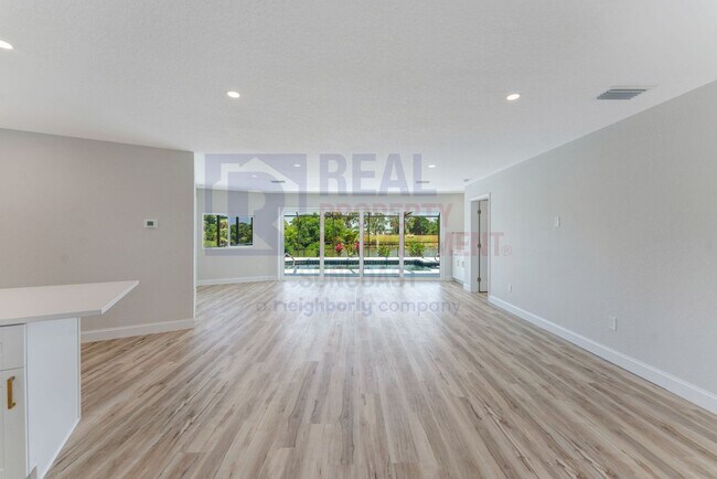 Building Photo - 411 Pine Tree Terrace
