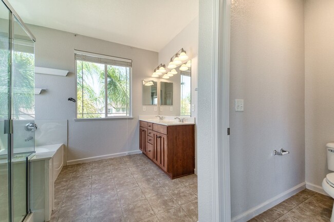 Building Photo - Spacious 4-Bedroom Home with Den – North Y...