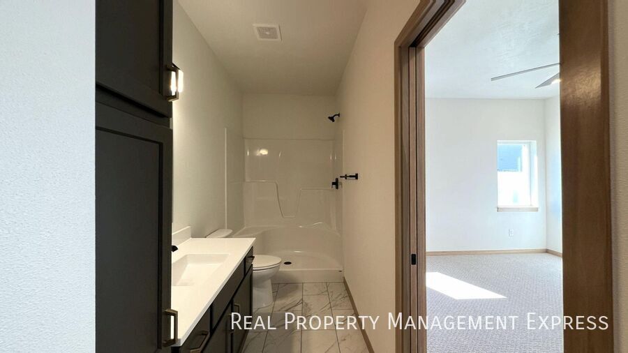 Building Photo - Modern 3 Bed, 2.5 Bath Townhome in West Sioux Falls