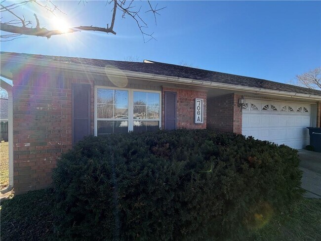 Building Photo - 706 Meghan St