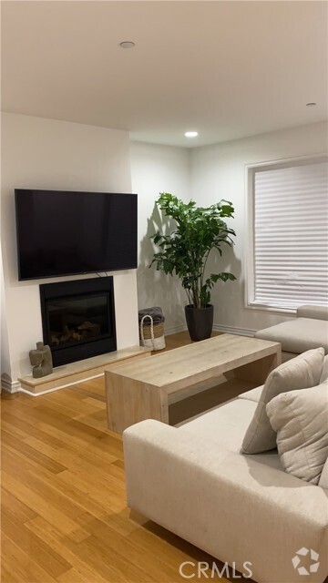 Building Photo - 305 Arnaz Dr
