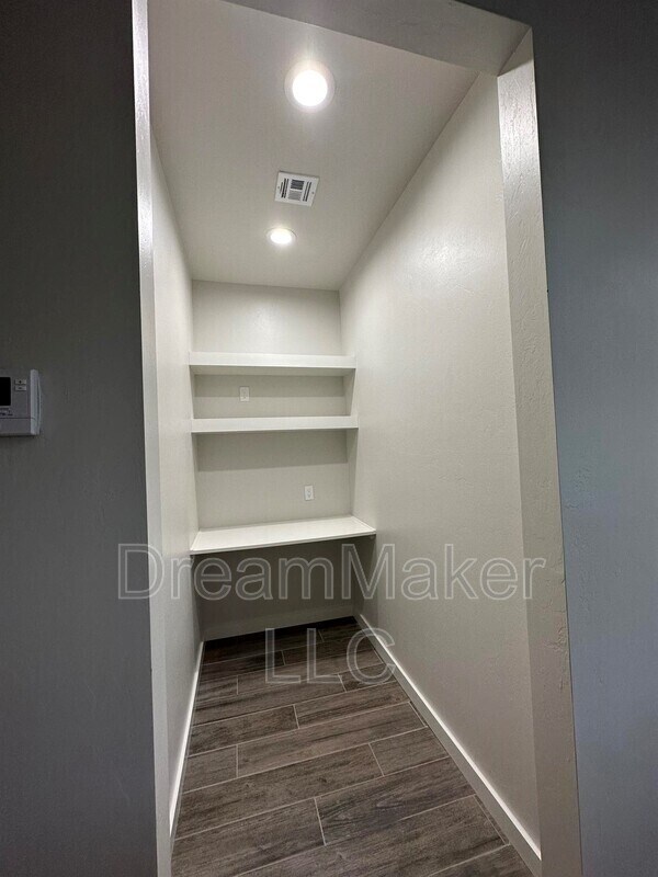 Building Photo - 2811 Clifton Ter