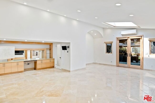 Building Photo - 516 1/2 Hill Street Unit