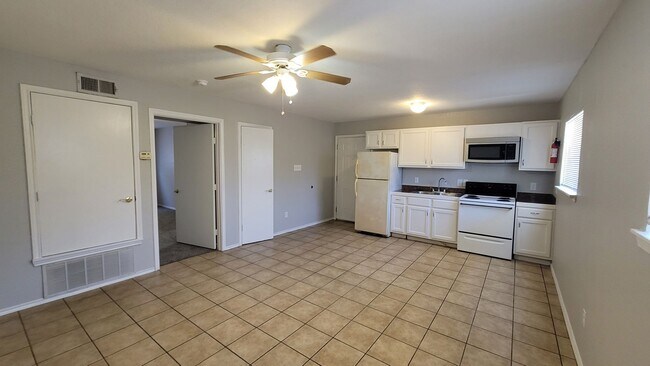 Building Photo - Balcones Heights 1 Bedroom Apartment Available Now