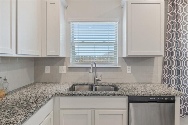 Building Photo - 3911 Brunswick Dr