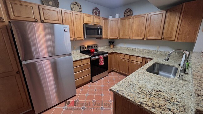 Building Photo - 2 Bedrooms, 2 Baths and a Single Car Garage