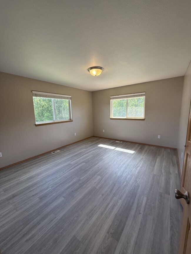 Building Photo - 335 N Roy Cir