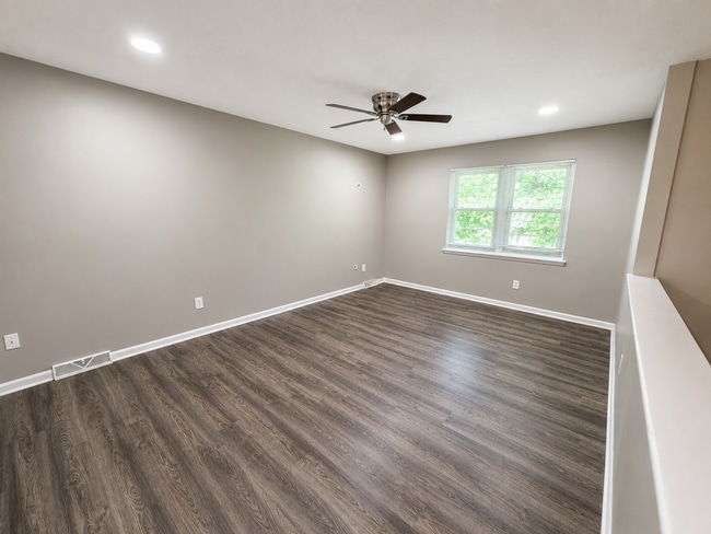 Building Photo - Spacious Split-Level Duplex in Independence!