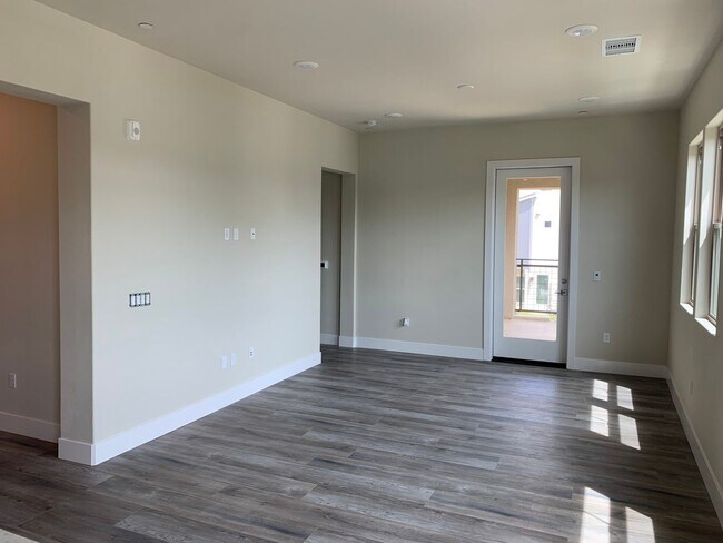 Building Photo - Luxury Apartment in The Cannery