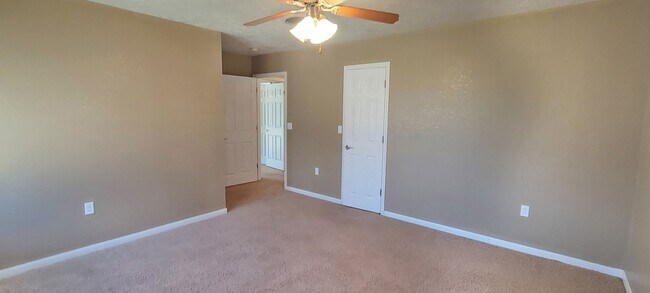 Building Photo - LARGE HOME WITH MANY UPDATES