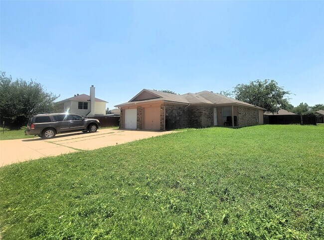 Building Photo - 3411 Stonewall Ln