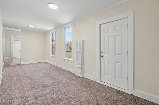 Building Photo - Charming 2 Bed / 1 Bath Duplex with Private Yard & Off-Street Parking