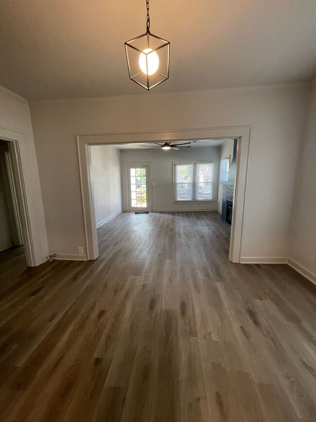 Building Photo - 2 bedroom, 1 bathroom home located in the ...