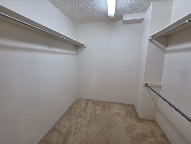 Building Photo - Rarely available 1-bedroom, 1-bathroom luxury apartment in the Punahou Cliffs Condominium.