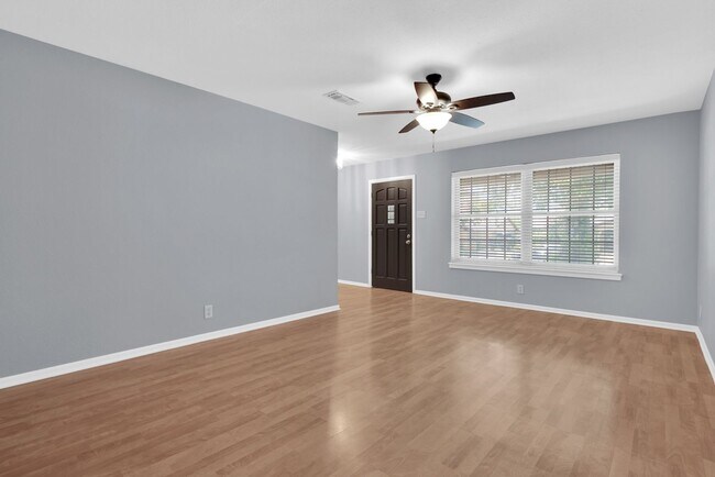 Building Photo - 3/2/2 in Quiet Sherman Neighborhood Near Fairview Park!